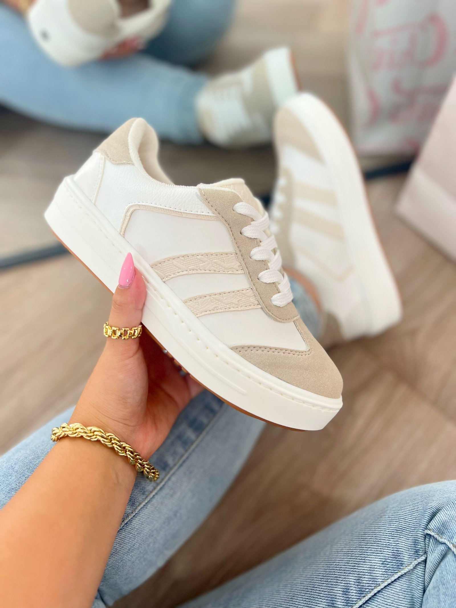 Tenis Santa Nude en tono blanco talco con detalles nude en acabado charolado y líneas en relieve, estilo versátil y moderno.