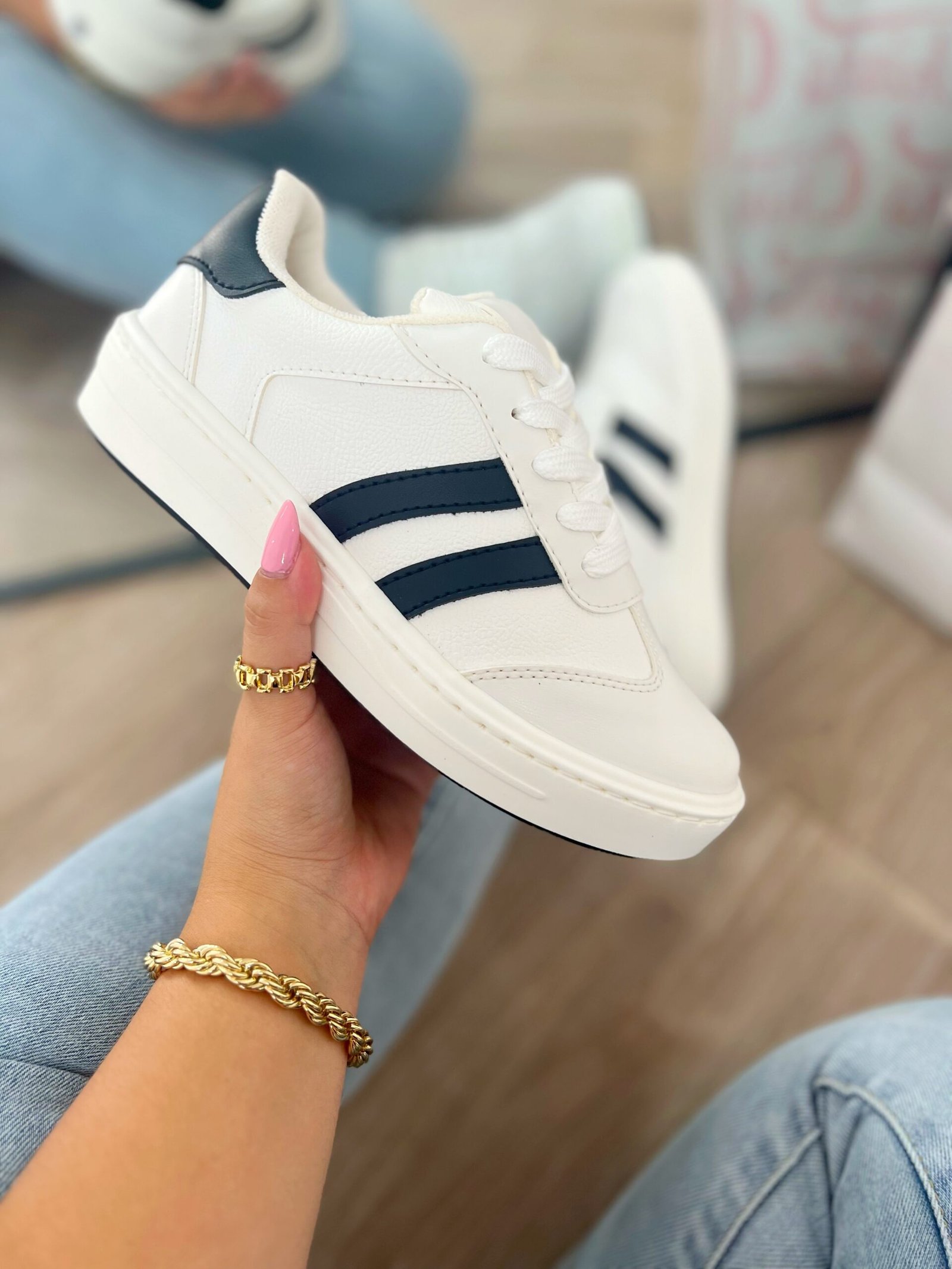 Tenis Santa blancos con líneas negro y punta en gamuza, estilo versátil y cómodo.