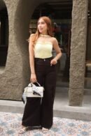 Blusa Alba en acetato de doble tela, diseño tipo strapless con frunce vertical frontal y tira al cuello.