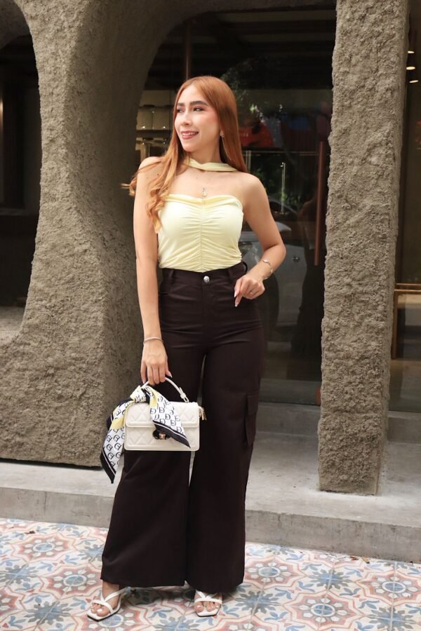 Blusa Alba en acetato de doble tela, diseño tipo strapless con frunce vertical frontal y tira al cuello.