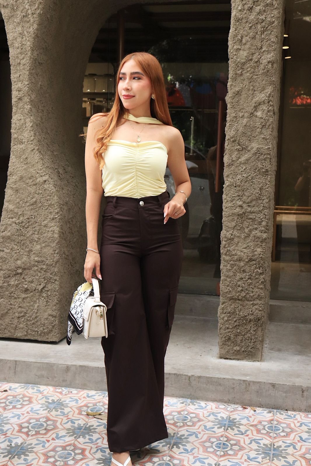 Blusa Alba en acetato de doble tela, diseño tipo strapless con frunce vertical frontal y tira al cuello.