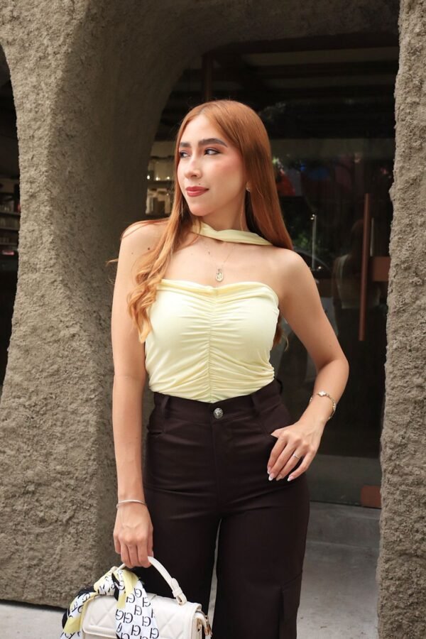Blusa Alba en acetato de doble tela, diseño tipo strapless con frunce vertical frontal y tira al cuello.