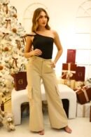 Blusa Becca en acetato de doble tela con escote medio beso y tiras en forma de V sobre los hombros.