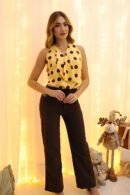 Blusa Mara en seda con cuatro puntas para múltiples formas de amarre, diseño versátil en tallas S y M.