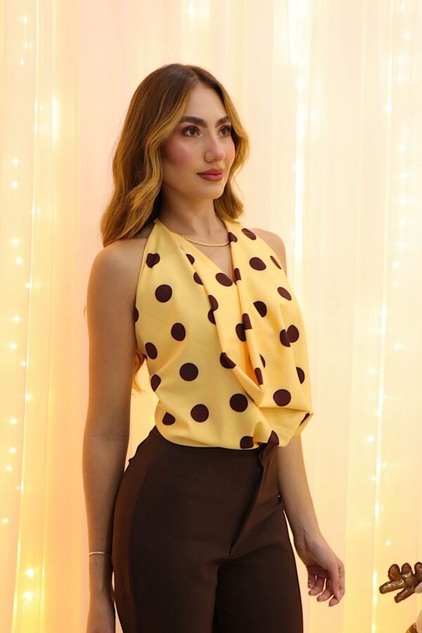 Blusa Mara en seda con cuatro puntas para múltiples formas de amarre, diseño versátil en tallas S y M.