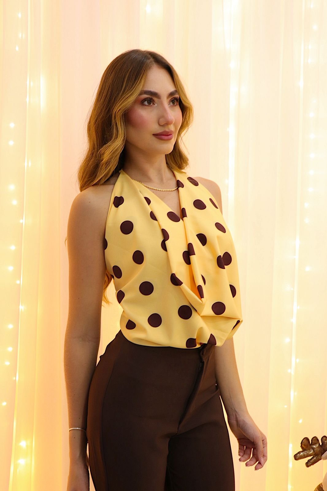 Blusa Mara en seda con cuatro puntas para múltiples formas de amarre, diseño versátil en tallas S y M.