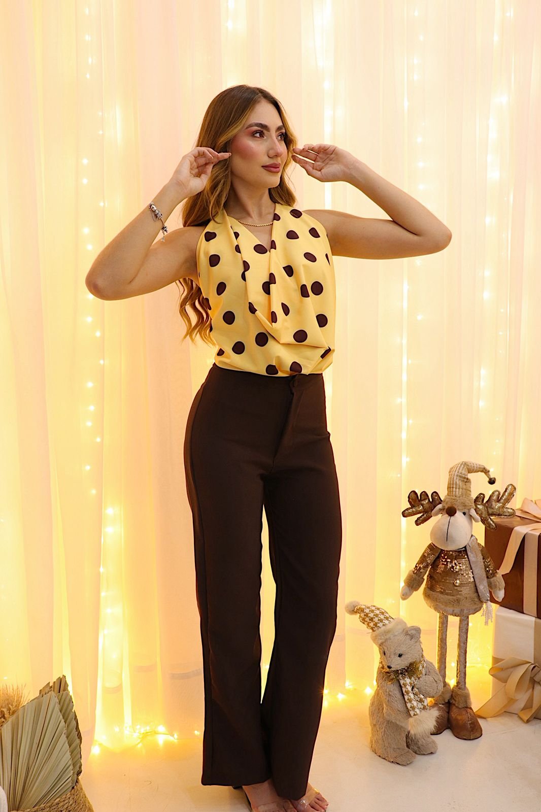 Blusa Mara en seda con cuatro puntas para múltiples formas de amarre, diseño versátil en tallas S y M.