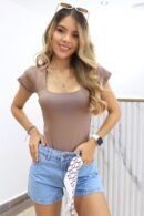 Body Diana en acetato con escote cuadrado al frente y mangas.