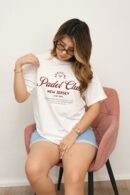 Camiseta unisex oversize de algodón, con estampado frontal y silueta amplia.