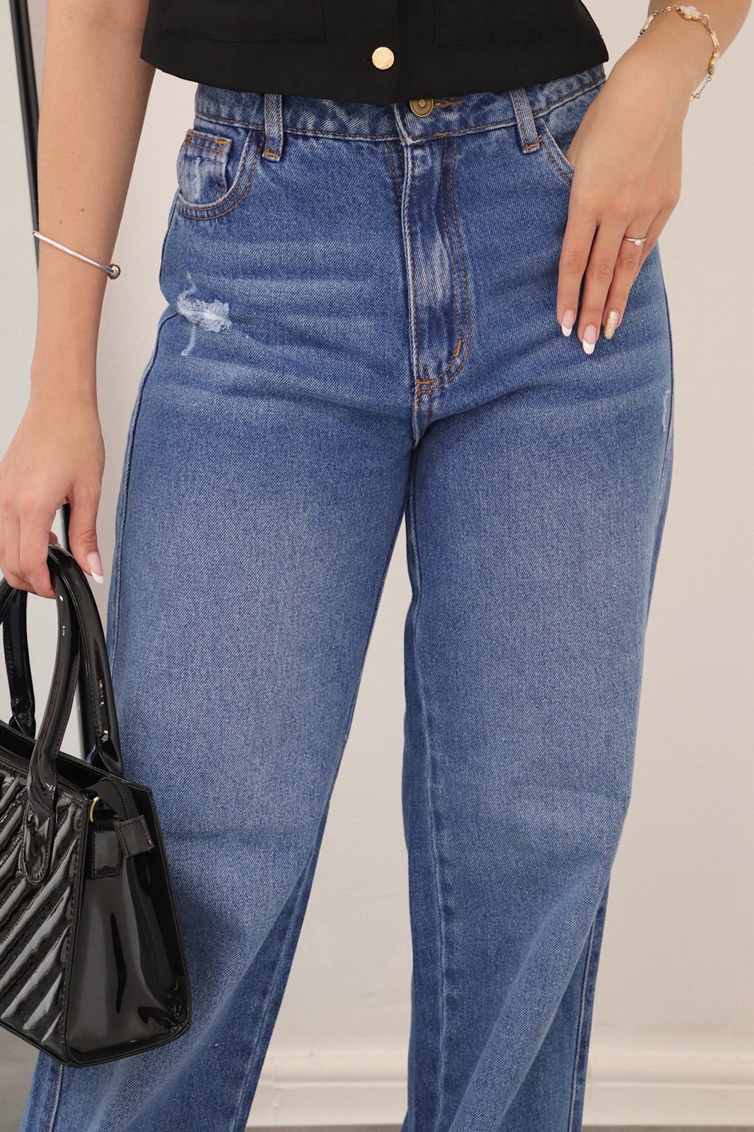 Jean Madrid rígido con ligero degradé y detalles de desgaste pequeño. Tallas 6 a 12.