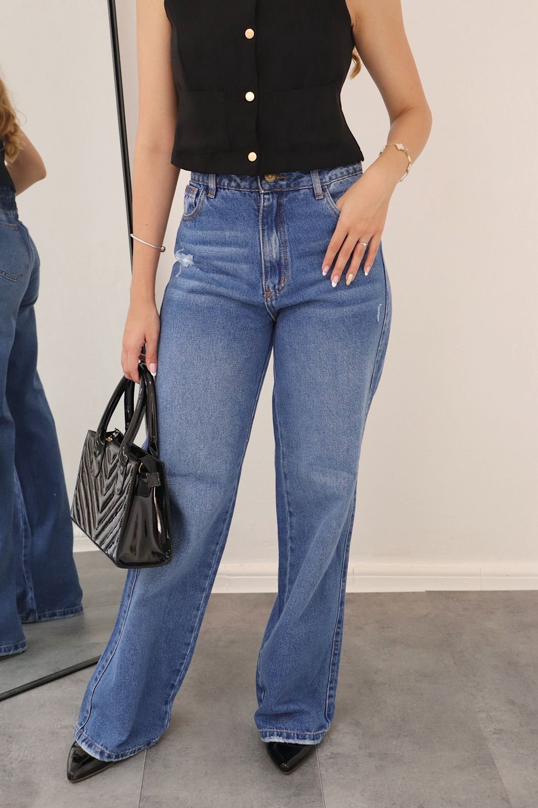 Jean Madrid rígido con ligero degradé y detalles de desgaste pequeño. Tallas 6 a 12.