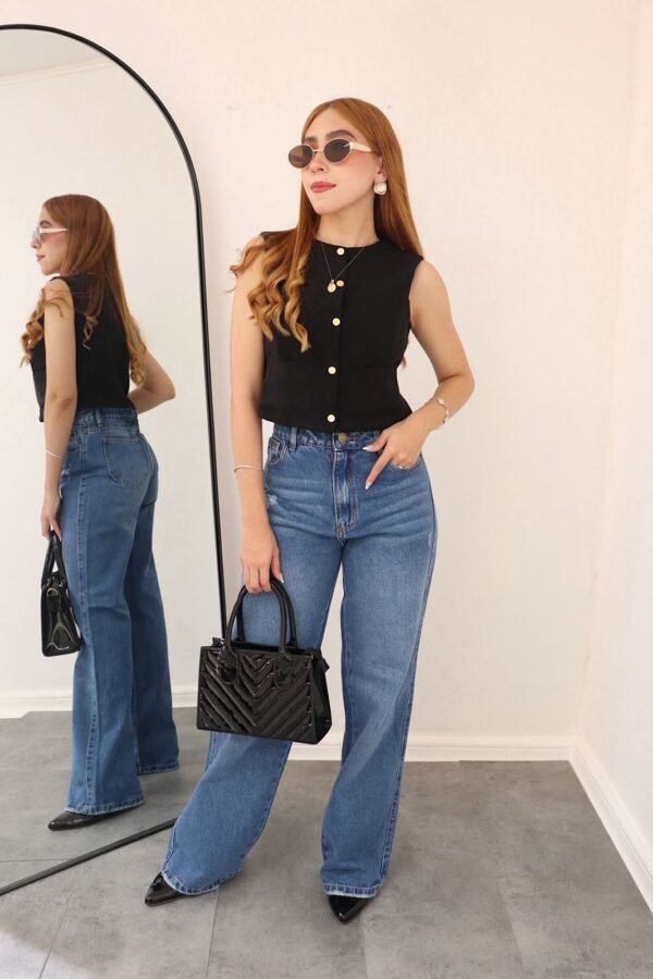 Chaleco Martina en noche de Viena con bolsillos frontales y botones dorados. Tallas S, M y L.