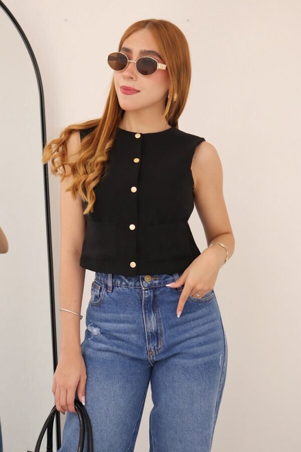 Chaleco Martina en noche de Viena con bolsillos frontales y botones dorados. Tallas S, M y L.