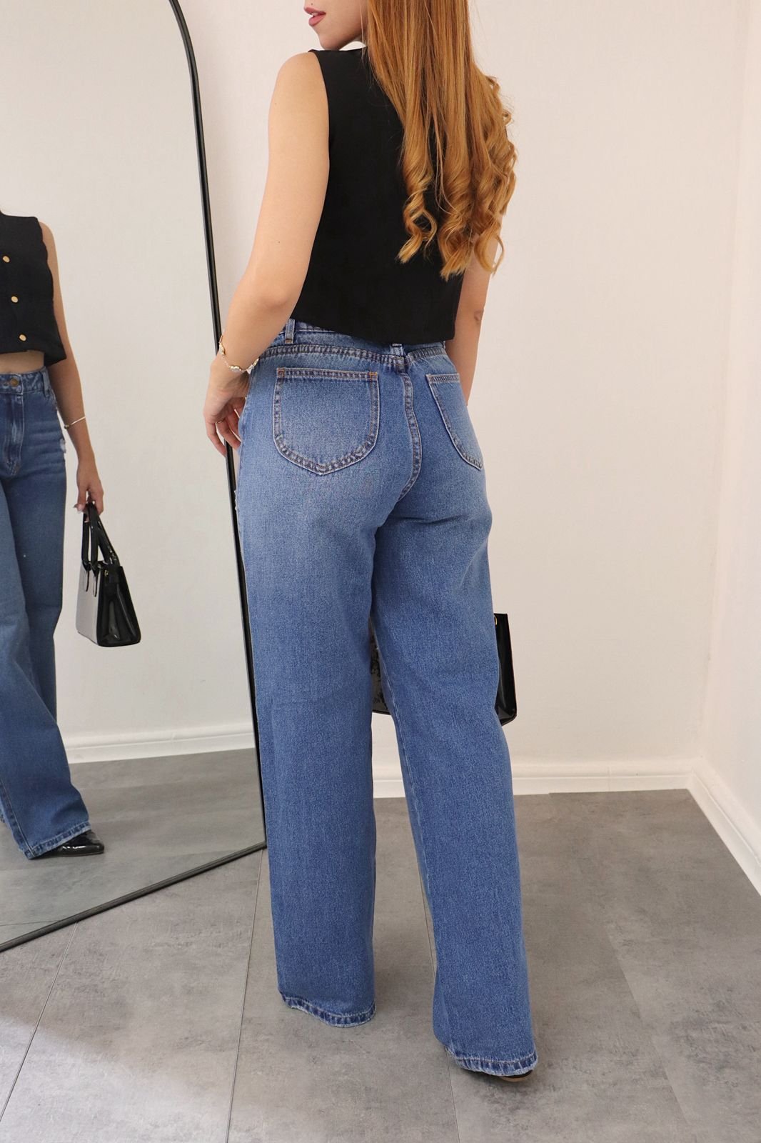 Jean Madrid rígido con ligero degradé y detalles de desgaste pequeño. Tallas 6 a 12.