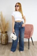 Jean rígido tono degradé verdoso con bolsillos cargo y estilo urbano.