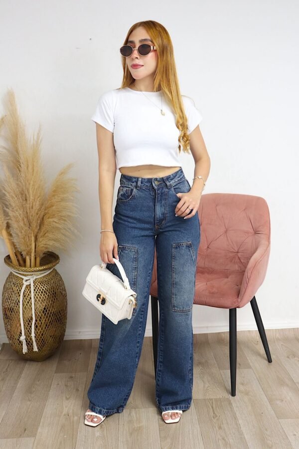 Jean rígido tono degradé verdoso con bolsillos cargo y estilo urbano.