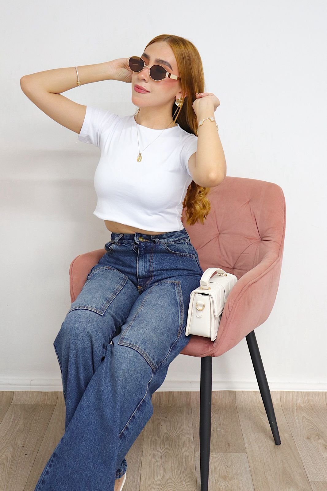 Jean rígido tono degradé verdoso con bolsillos cargo y estilo urbano.