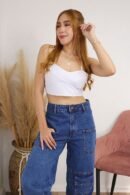 Jean MELISA en denim rígido tono medio con diseño cargo y bolsillos únicos, estilo urbano y silueta estructurada.