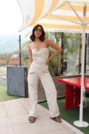 Pantalón Isola en drill con corte wide leg y detalle de cremalleras decorativas para un estilo moderno y urbano.