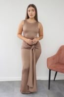 Vestido largo Agatha de doble tela, espalda descubierta con fruncido, nudo frontal y abertura posterior para mayor movilidad.