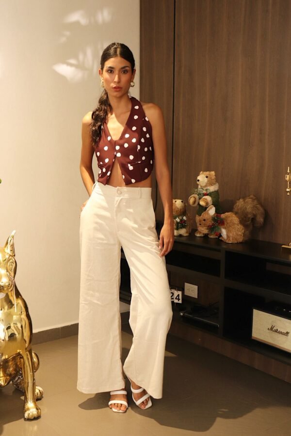 Blusa Lena en noche de Viena, estilo halter con amarre en la espalda, escote en V y bolsillo falso decorativo.