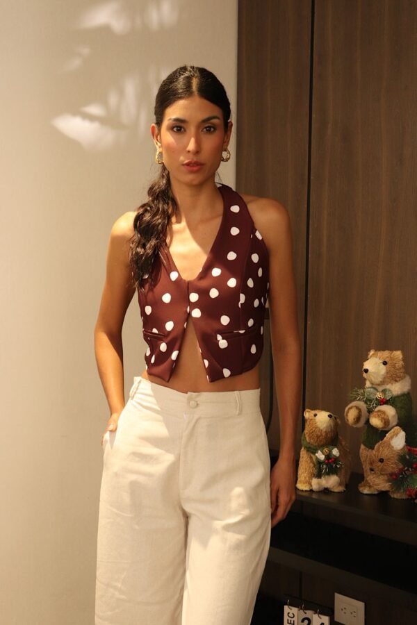 Blusa Lena en noche de Viena, estilo halter con amarre en la espalda, escote en V y bolsillo falso decorativo.