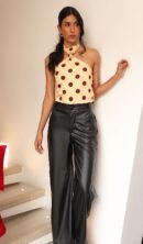 Blusa Sabrina en seda estampada, cuello alto con herraje, espalda descubierta y ajuste inferior con caucho. Tallas S y M.