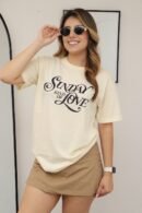 Camiseta unisex oversize de algodón, con estampado frontal y silueta amplia.