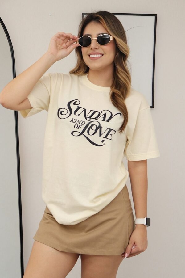 Camiseta unisex oversize de algodón, con estampado frontal y silueta amplia.