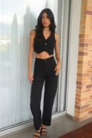 Conjunto Amelia en tela Noche de Viena con pantalón wide leg y chaleco en pico. Tallas S, M y L.Elegancia moderna en una silueta impecable.