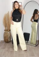 Jean Miel clásico en denim rígido tono butter yellow, silueta wide leg con bolsillos funcionales. Tallas 6 a 14.