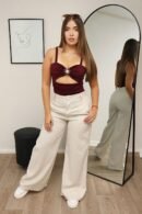 Pantalón palazzo en lino ligero, tiro alto y silueta amplia, disponible en tallas S, M y L.