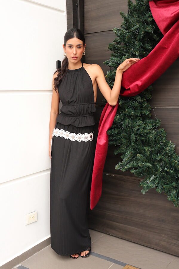 Conjunto Yarit con falda larga en rib negro y blusa halter de espalda descubierta con doble amarre. Tallas S y M.