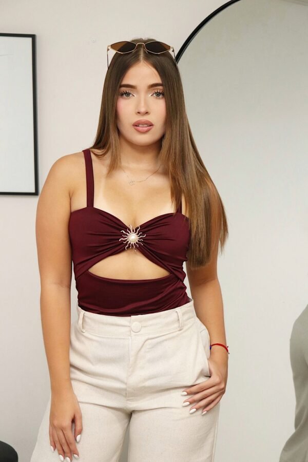 Blusa realizada en tela acetato, en variedad de tonos que te harán radiar en tu día a día.