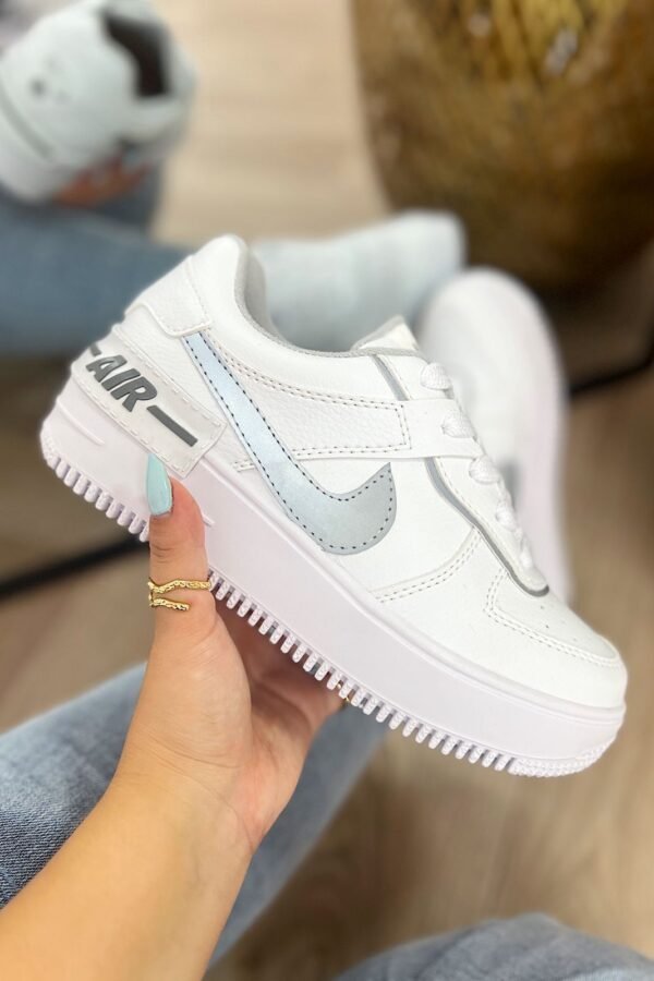 Tenis Nike reflectivos en color blanco, diseño cómodo y versátil, con tallaje nacional. Ideales para combinar con cualquier outfit.