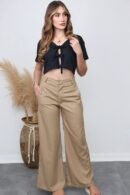 La Blusa Micaela en tela ojalillo combina delicadeza y estilo en una sola prenda.