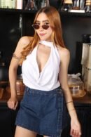 Fresca, cómoda y con un escote que estiliza. Perfecta para combinar con faldas, shorts o jeans y crear outfits versátiles y en tendencia.