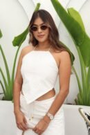 usa halter en tono blanco con delicado bordado tipo eyelet que le da un aire fresco y femenino.