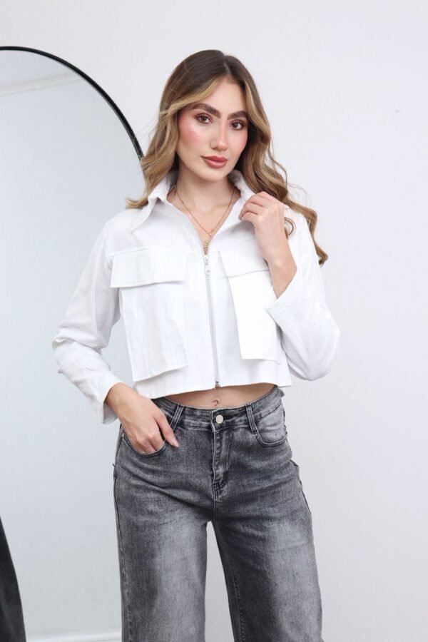 La Chaqueta Dulce está confeccionada en tela bengalina de excelente calidad, que brinda estructura, comodidad y un ajuste favorecedor.