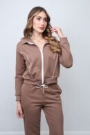 Chaqueta de diseño moderno y femenino, confeccionada en tela suave y cómoda al tacto.