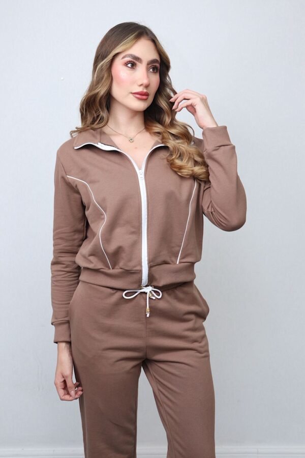 Chaqueta de diseño moderno y femenino, confeccionada en tela suave y cómoda al tacto.