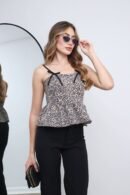La Blusa Cloe combina un estampado animal print atemporal con un diseño femenino y moderno. Cuenta con tirantes delicados con lazo decorativo y espalda encauchada que brinda mejor ajuste y comodidad. Su corte con ligero vuelo en la parte inferior estiliza y aporta movimiento. Disponible en talla S y M.