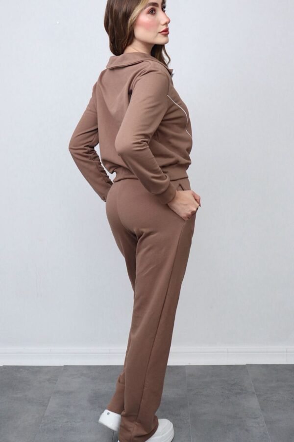 Pantalón de corte recto con caída fluida que brinda comodidad y libertad de movimiento.