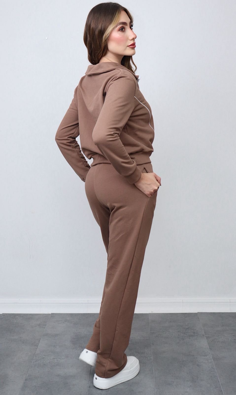 Pantalón de corte recto con caída fluida que brinda comodidad y libertad de movimiento.