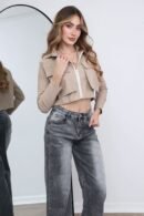 La Chaqueta Dulce está confeccionada en tela bengalina de excelente calidad, que brinda estructura, comodidad y un ajuste favorecedor.