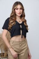 La Blusa Micaela en tela ojalillo combina delicadeza y estilo en una sola prenda.