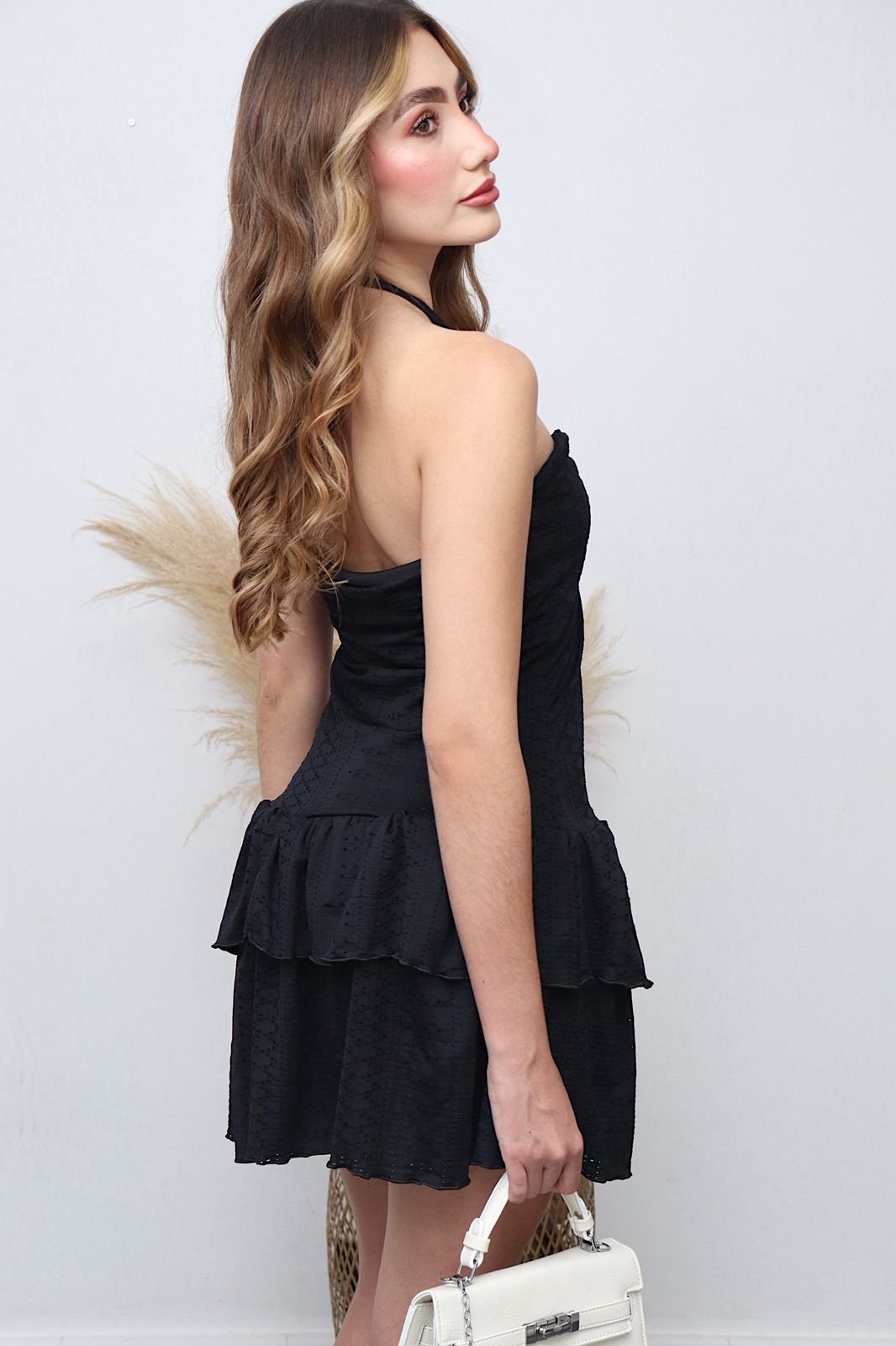 Vestido en tela ojalillo con diseño halter que realza los hombros y estiliza la silueta.