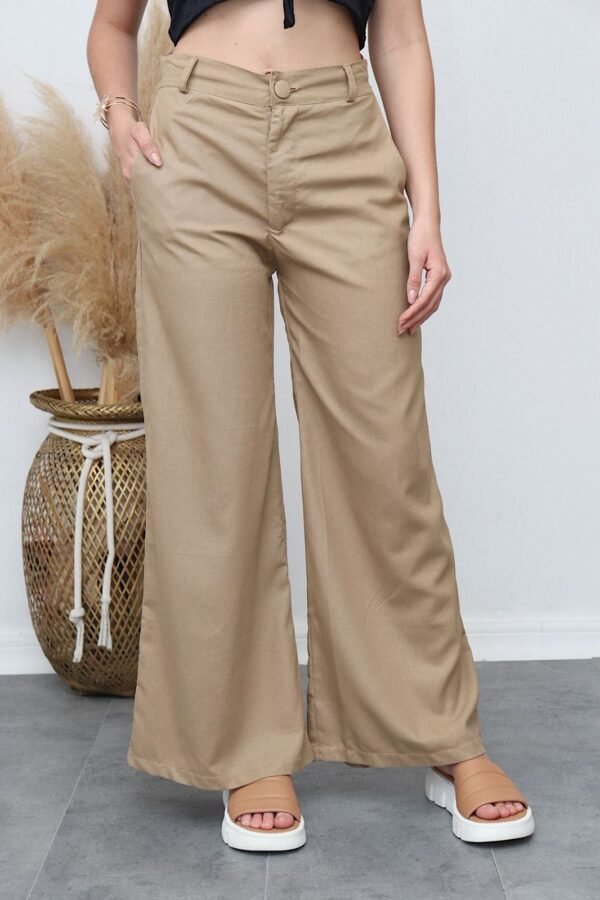 Pantalón de silueta amplia en tono beige, ideal para looks sofisticados y versátiles.