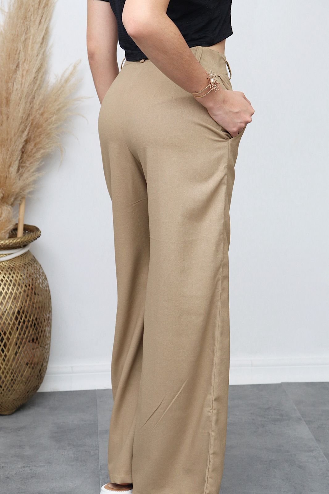 Pantalón de silueta amplia en tono beige, ideal para looks sofisticados y versátiles.