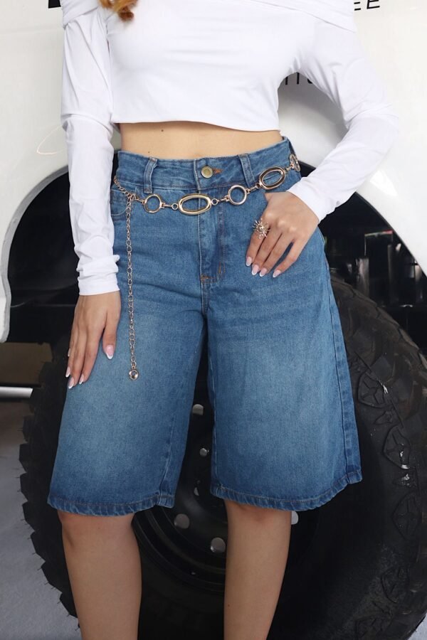 Torero en denim de corte amplio y tiro alto que estiliza la figura y brinda comodidad absoluta.